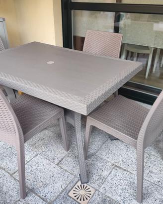 Tavolo e sedie in rattan