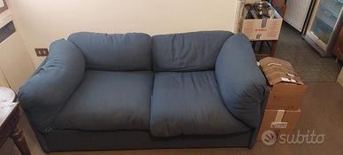 Divano lineare con cuscini