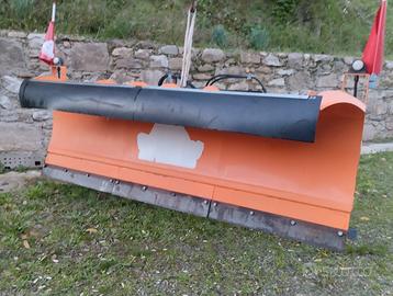 Spazzaneve per autocarro o trattore