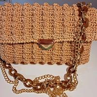 Borsa realizzata all'uncinetto 