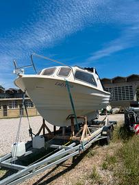 Barca a motore con consumi ridotti