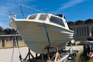 Barca a motore con consumi ridotti