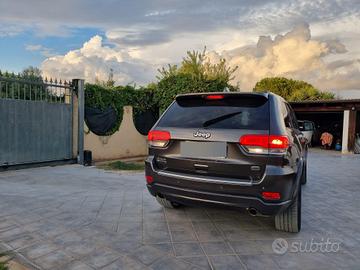  Jeep Grand Cherokee Overland