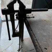 Morsa a coda su banco da lavoro artigianale