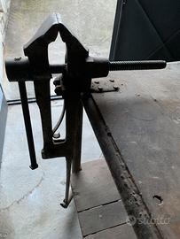 Morsa a coda su banco da lavoro artigianale