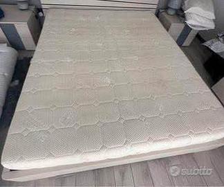 Materasso matrimoniale con topper