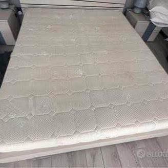 Materasso matrimoniale con topper