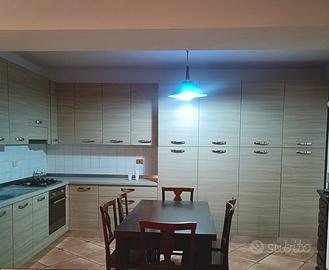 CUCINA COMPONIBILE AD ANGOLO IN OTTIME CONDI