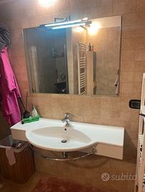 Lavabo bagno e specchio