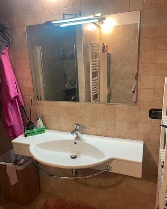 Lavabo bagno e specchio