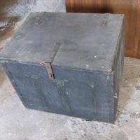 Cassa legno rivestita pelle nera