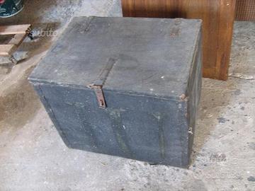 Cassa legno rivestita pelle nera