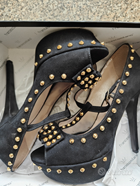 Décolleté con borchiette