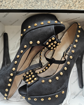 Décolleté con borchiette