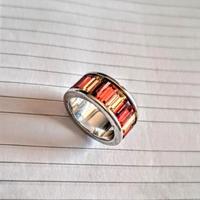 Elegante anello a fascia con zirconi incastonati.