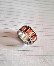 Elegante anello a fascia con zirconi incastonati.