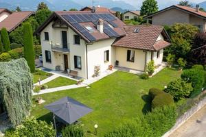 VILLA SINGOLA A BESANA IN BRIANZA