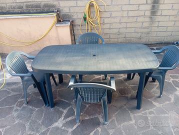Tavolo con sedie e barbecue