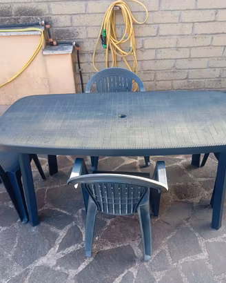 Tavolo con sedie e barbecue