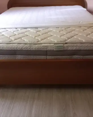 Letto matrimoniale doghe in legno e materasso ort