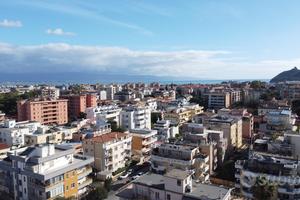 Ampio pentavano con giardino - cantina e box auto