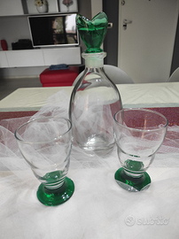 Bottiglia e bicchieri