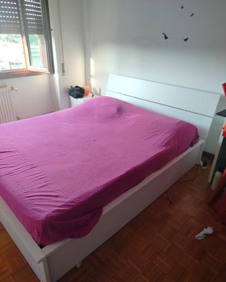 Letto matrimoniale bianco laccato con contenitore 