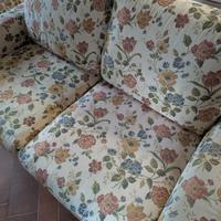 Due divani a due posti usati