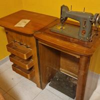 Mobiletto con macchina da cucire