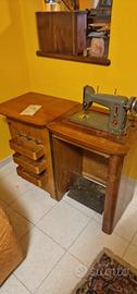 Mobiletto con macchina da cucire