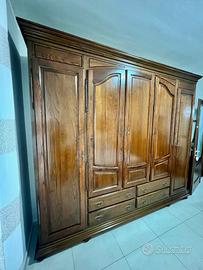 Armadio in legno di castagno