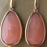 Eleganti orecchini dorati con pietra colorata