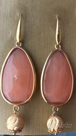 Eleganti orecchini dorati con pietra colorata