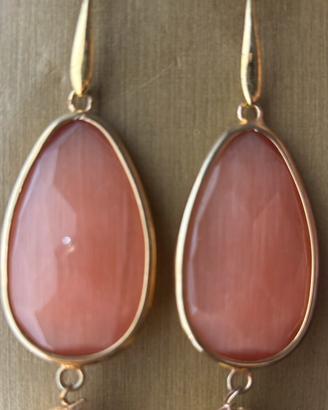 Eleganti orecchini dorati con pietra colorata