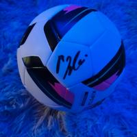 Pallone da calcio con firme calciatori del Milan