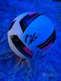 Pallone da calcio con firme calciatori del Milan