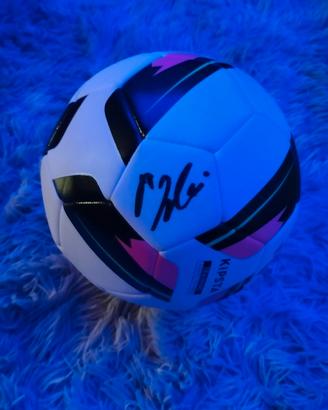 Pallone da calcio con firme calciatori del Milan