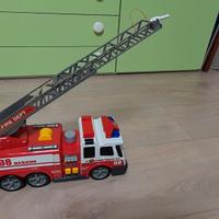 camion pompieri con luci e spruzza acqua