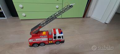 camion pompieri con luci e spruzza acqua