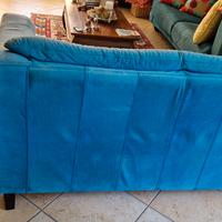 divano due posti in pelle scamosciata blu.