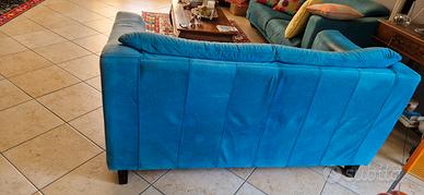 divano due posti in pelle scamosciata blu.