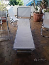 Lettino spiaggia di colore bianco