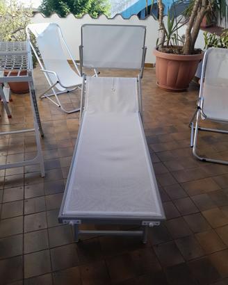 Lettino spiaggia di colore bianco