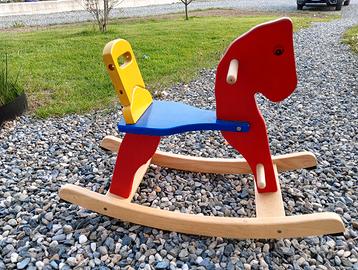 Cavallo a dondolo in legno Pintoy