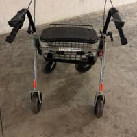 Deambulatore rollator per anziani