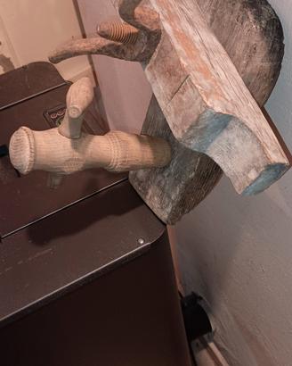 Antico tappo di botte di vino con rubinetto