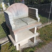 Barbecue in muratura grande da giardino