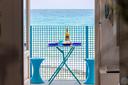 nel-mare-sulla-spiaggia-marina-di-ostuni