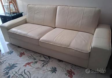 divano tre posti in pelle bianco