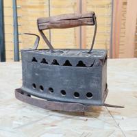 antico ferro da stiro con poggia ferro con lavoraz